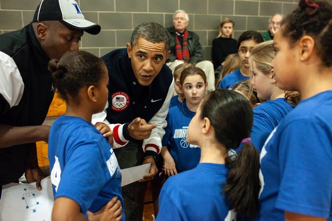 Pete Souza nuotr./Barackas vadovauja dukters Sashos krepšinio komandai