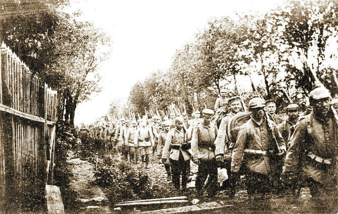 Leidyklos „Briedis“ nuotr./Vokiečių kariuomenės kolona prie Raseinių