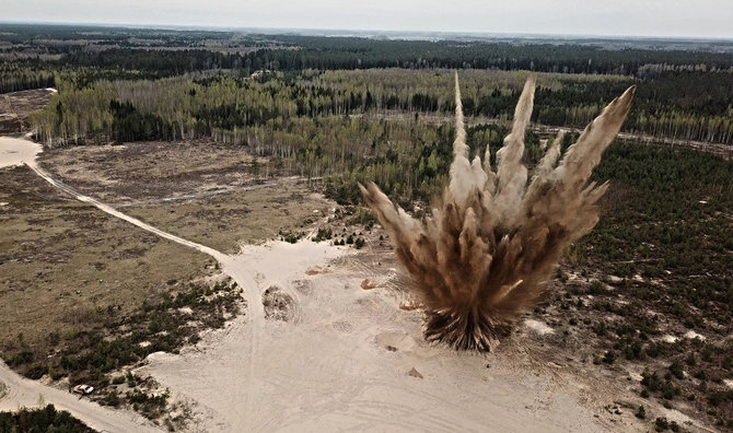 Juozo Vitkaus inžinerijos bataliono nuotr./Aviacinės bombos-konteinerio AB-250-2 sunaikinimas