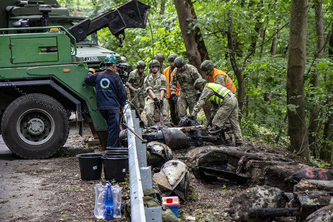 Juozo Vitkaus inžinerijos bataliono nuotr./Betoninių vokiškų aviacinių bombų SC-250 neutralizavimo operacija Aleksote