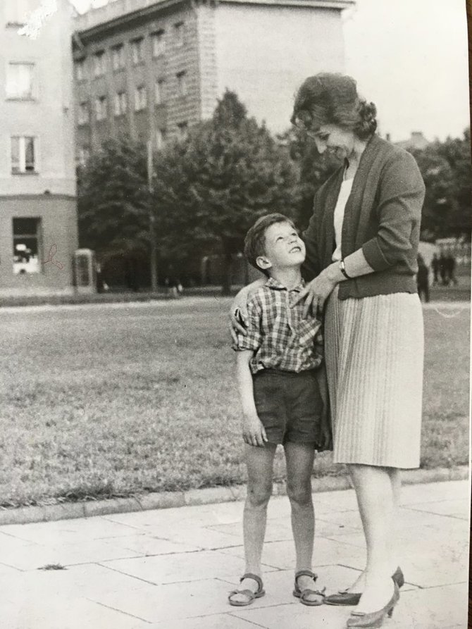 Asmeninio archyvo nuotr./Andrius Žebrauskas vaikystėje su mama