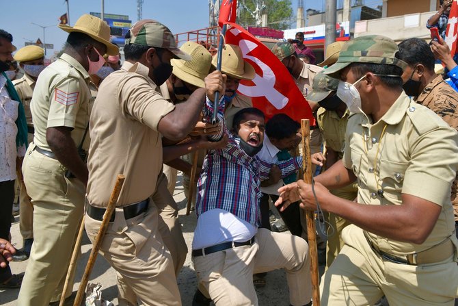 „Reuters“/„Scanpix“ nuotr./Protestai Indijoje