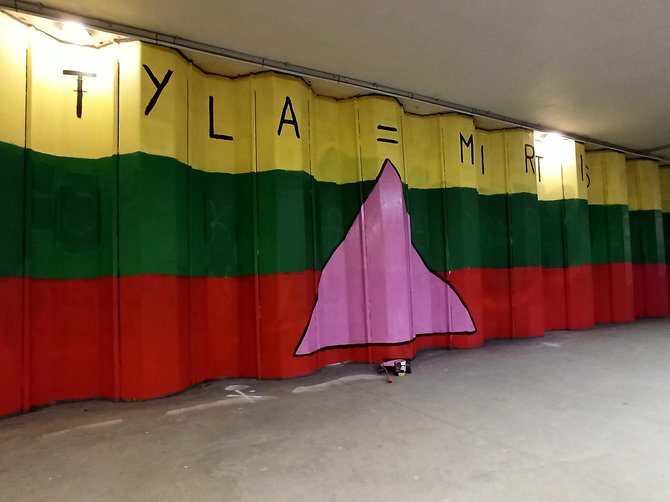 K.Rimkutės nuotr./Vilniaus požeminės perėjos siena pasipildė LGBT istorijai svarbiu simboliu ir užrašu