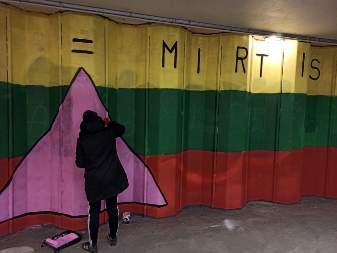 Vilniaus požeminės perėjos siena pasipildė LGBT istorijai svarbiu simboliu ir užrašu