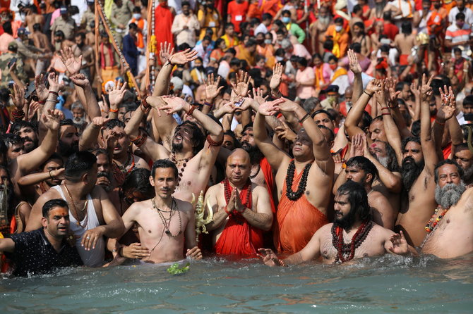 „Reuters“/„Scanpix“ nuotr./Kumbh Mela festivalis vyko Indijai kenčiant nuo didžiulės koronaviruso bangos. Jo dalyviai – be kaukių