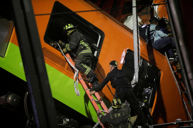 „Reuters“/„Scanpix“ nuotr./Meksike metropoliteno estakada sugriuvo per ją važiuojant traukiniui