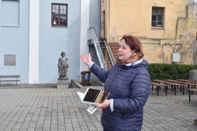 „Kėdainių mugės“ nuotr./Istorikė Audronė Pečiulytė, Kėdainių krašto muziejaus Daugiakultūrio centro vadovė, ekskursijos metu pristatė įvairių kartų rašytojus