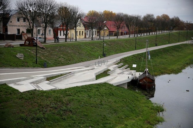 Algimanto Barzdžiaus nuotr./Literatūrinis maršrutas veda Č.Milošo gatve, kuri jo garbei buvo pavadinta 2011 m. minint 100-ąsias jo gimimo metines. Šioje gatvėje stovi ir buvusi spaustuvė (nuotraukoje – pirmasis pastatas iš kairės)