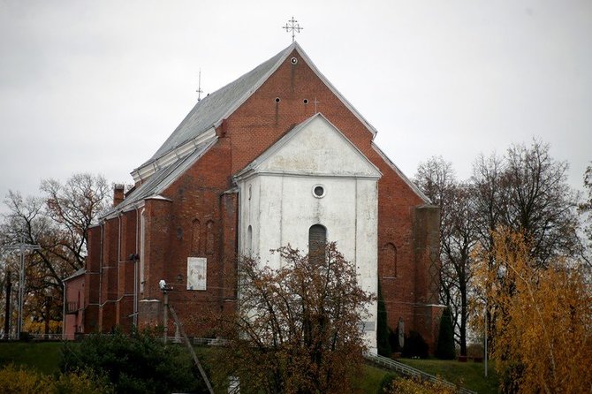 Algimanto Barzdžiaus nuotr./Ekskursijos pradžia – prie Kėdainių šv. Jurgio bažnyčio