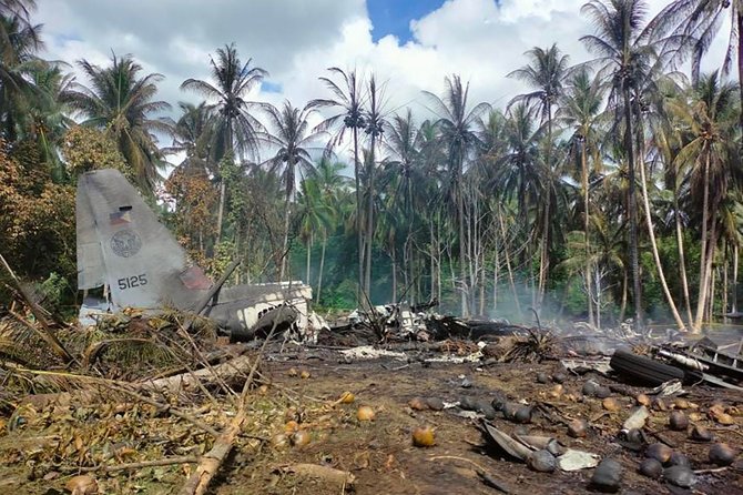 AFP/„Scanpix“ nuotr./Filipinuose nukritęs lėktuvas