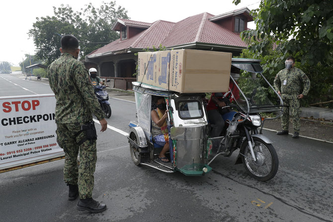 „Scanpix“/AP nuotr./Filipinuose ugnikalniui pradėjus spjaudyti nuodingas dujas evakuojami gyventojai