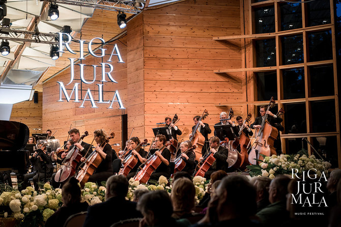 Rygos Jūrmalos festivalio organizatorių nuotr./Akimirka iš debiutinių festivalio metų – Dzintari koncertų salė Jūrmaloje