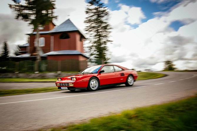 Irmanto Gelūno nuotr./Parubežio keliais nudundėjo istorinių automobilių ralis 