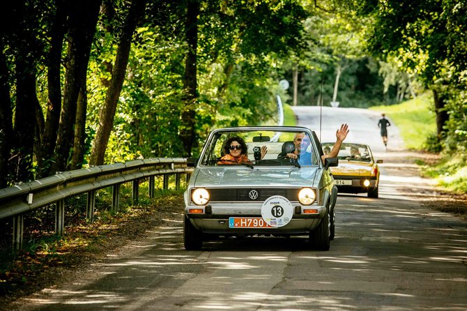 Irmanto Gelūno nuotr./Parubežio keliais nudundėjo istorinių automobilių ralis 