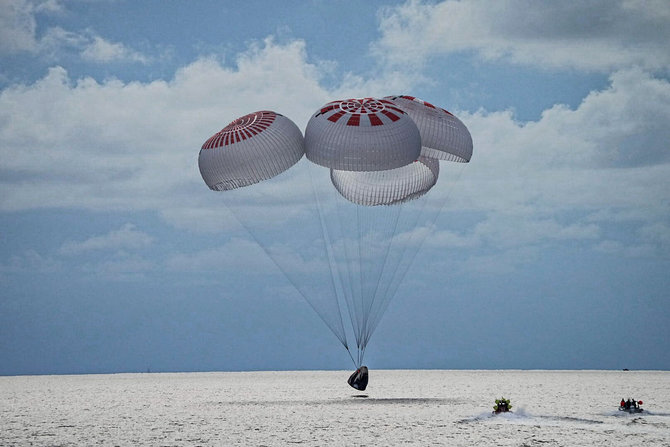 „Scanpix“/AP nuotr./Keturi „SpaceX“ turistai nusileido Atlanto vandenyne prie Floridos pakrantės