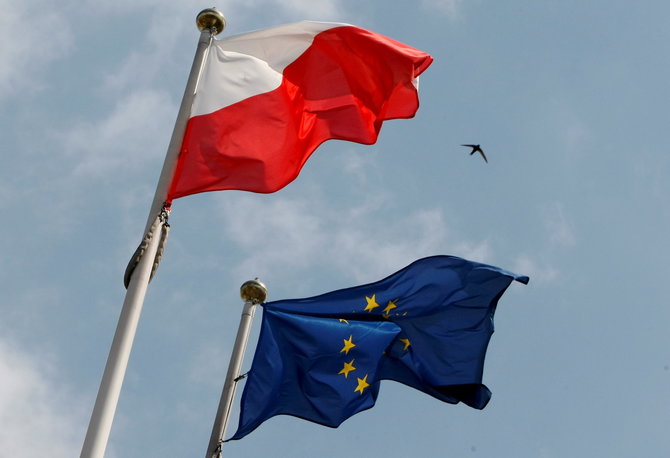 „Reuters“/„Scanpix“ nuotr./Lenkijos, Europos Sąjungos vėliavos