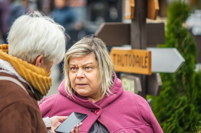 Rimvydo Ančerevičiaus/„Jūsų Panevėžys“ nuotr./Kompozicijas puošti kapams kurianti panevėžietė Loreta