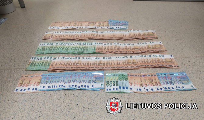 VIlniaus VPK nuotr./Kauniečio namuose rastas didelis kiekis kokaino ir 19 tūkst. eurų