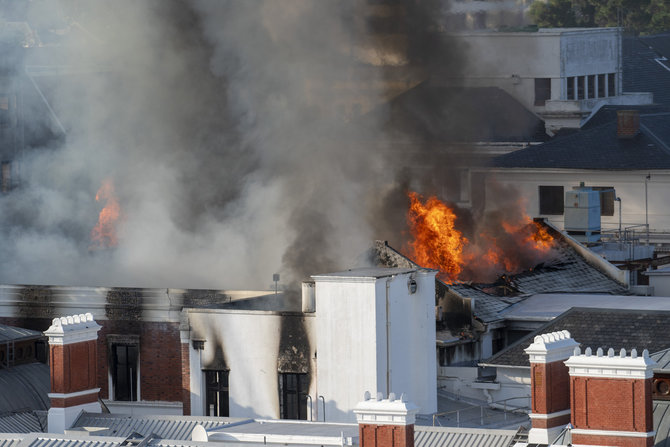 „Scanpix“/AP nuotr./Pietų Afrikos parlamento pastate Keiptaune kilo gaisras