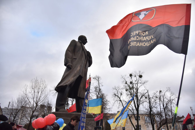 ZUMAPRESS / Scanpix nuotr./Kijeve vyko eitynės pagerbti vienoje pusėje su nacių kariais kariavusių partizanų vadą Stepaną Banderą