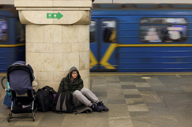 „Reuters“/„Scanpix“ nuotr./Žmonės slepiasi metro stotyje, Kijeve
