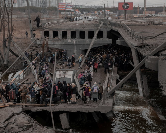 „Reuters“/„Scanpix“ nuotr./Irpine sugriuvęs tiltas