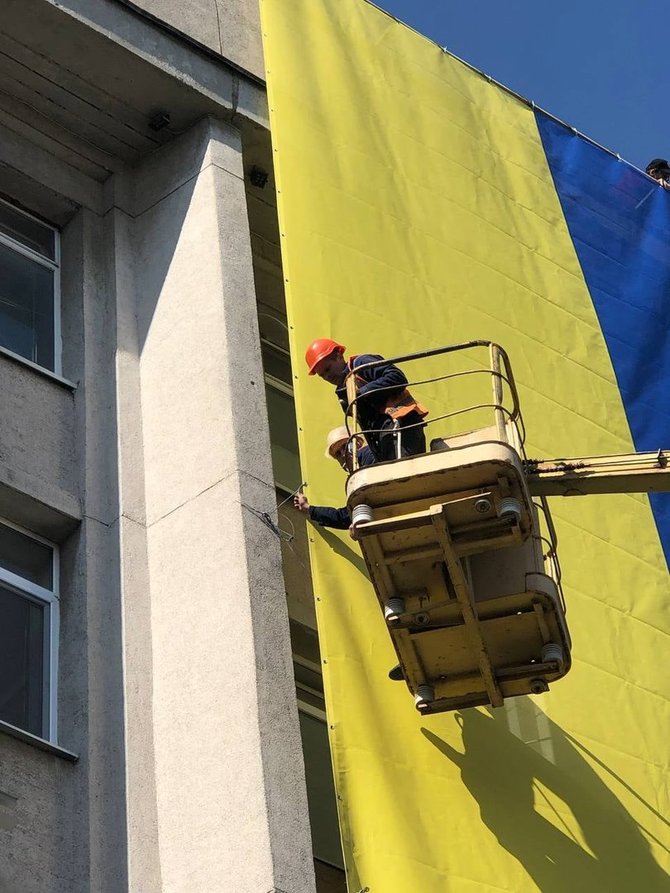 Ihorio Kolychajevo nuotr./Chersone keliama didelė Ukrainos vėliava