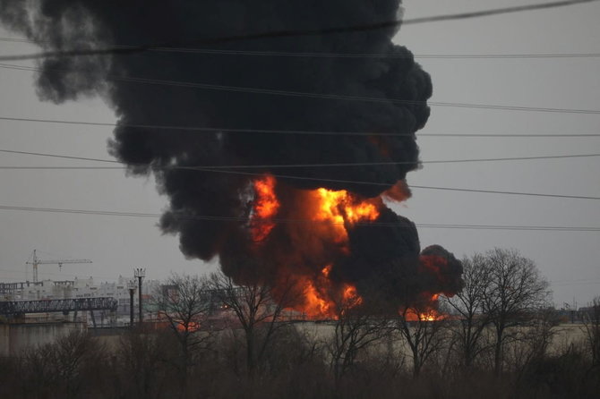 „Reuters“/„Scanpix“ nuotr./Gaisras Belgorodo naftos saugykloje