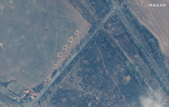 „Reuters“/„Scanpix“ nuotr./Palydovinėje nuotraukoje užfiksuota, kad Rusijos pajėgos paliko Antonovo oro uostą