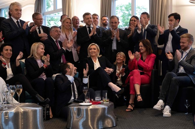 AFP/„Scanpix“ nuotr./Marine Le Pen pralaimėjusi rinkimus