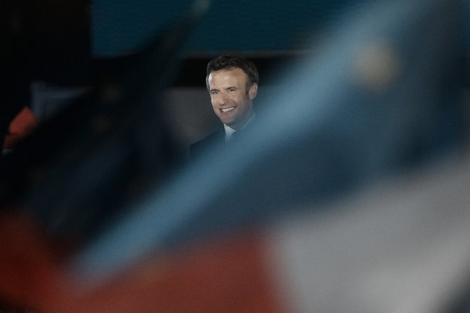 „Scanpix“/AP nuotr./Emmanuelis Macronas švenčia pergalę rinkimuose