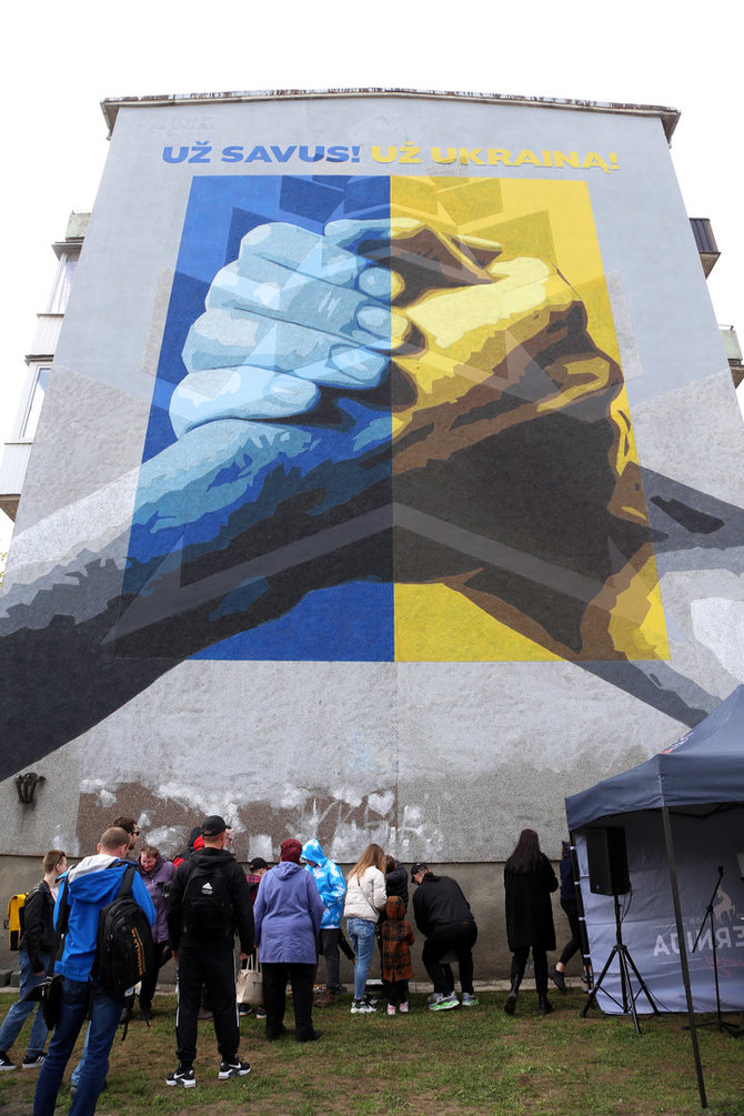 „Fabula“ nuotr./Ukrainą remiantis piešinys Šiauliuose „Už Savus! Už Ukrainą!“