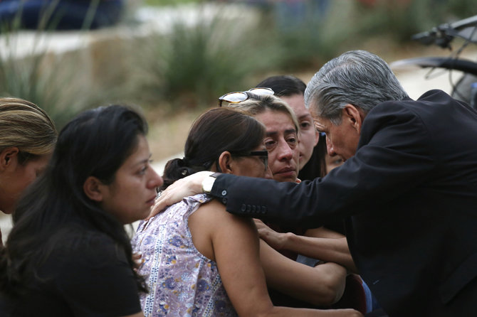 „Scanpix“/AP nuotr./Žmonės gedi šaudynių Teksase aukų