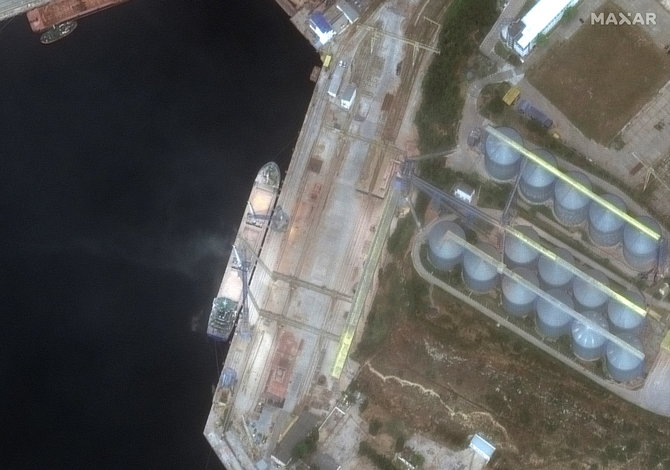 „Reuters“/„Scanpix“ nuotr./Į Rusijos laivą kraunami Ukrainos grūdai