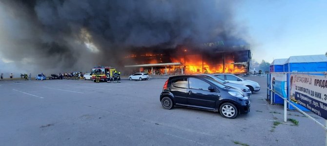 Ukrainos ekstremaliųjų situacijų tarnybos nuotr./Rusija smogė prekybos centrui Kremenčuke