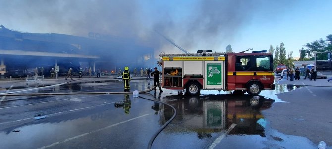 Ukrainos ekstremaliųjų situacijų tarnybos nuotr./Rusija smogė prekybos centrui Kremenčuke