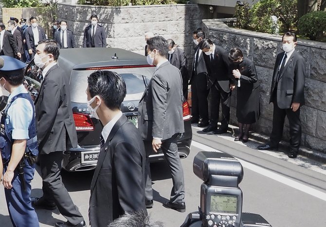 AFP/„Scanpix“ nuotr./Nužudyto buvusio Japonijos premjero Shinzo Abe kūnas pargabentas į Tokiją