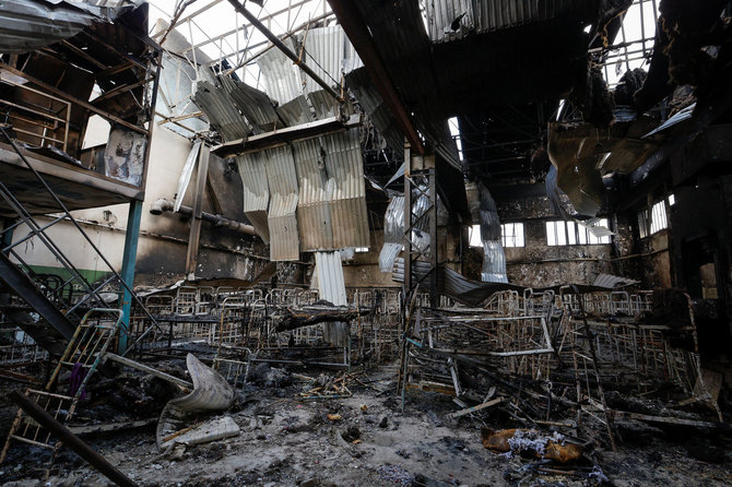 „Reuters“/„Scanpix“ nuotr./Išpuolio Olenivkoje, kur buvo laikomi Ukrainiečiai karo belaisviai, padariniai