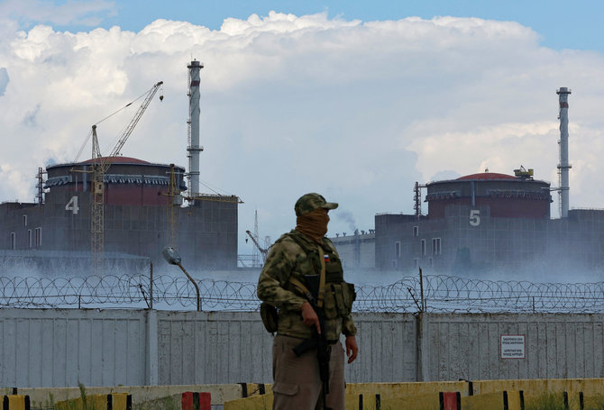 „Reuters“/„Scanpix“ nuotr./Rusijos karys prie Zaporižios atominės elektrinės