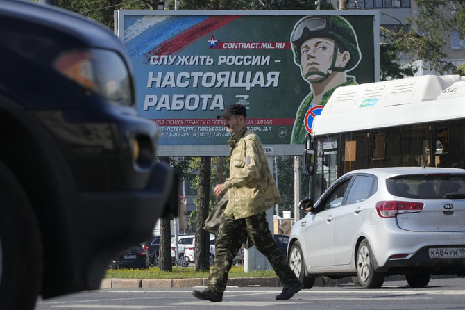 „Scanpix“/AP nuotr./Reklama Rusijoje, skatinanti stoti į kariuomenę