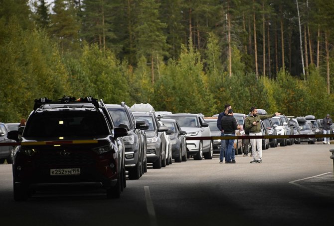 AFP/„Scanpix“ nuotr./Automobilių eilė prie pasienio su Suomija