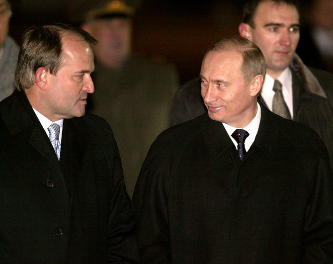„Reuters“/„Scanpix“ nuotr./Viktoras Medvedčukas ir Vladimiras Putinas Kyjive 2003 metais