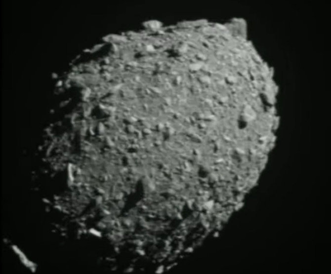 Ekrano nuotrauka/Asteroidas Dimorphos akimirkos prieš erdvėlaivio sudūžimą