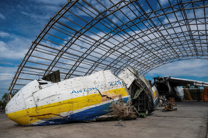 „Reuters“/„Scanpix“ nuotr./„Antonov An-225“ lėktuvas „Mrija“, sunaikintas netrukus po Rusijos invazijos pradžios