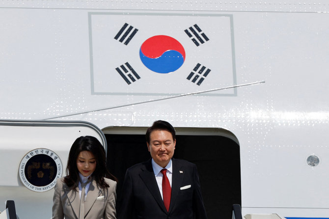 „Reuters“/„Scanpix“ nuotr./Pietų Korėjos prezidentas Yoon Suk-yeolas atvyko į Japoniją