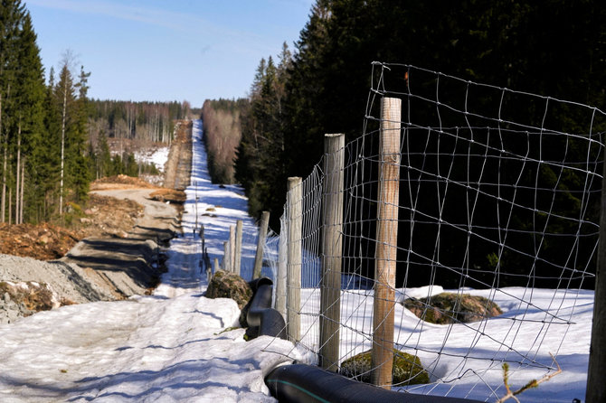 „Reuters“/„Scanpix“ nuotr./Suomijoje pademonstruota pirmoji tvoros palei Rusijos sieną atkarpa