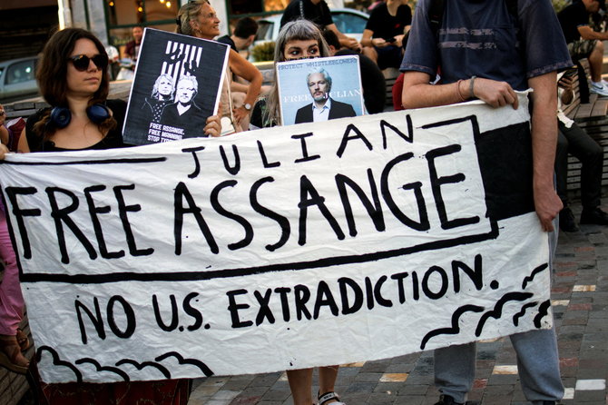 „Reuters“/„Scanpix“ nuotr./Juliano Assange'o šalininkų protesto akcija