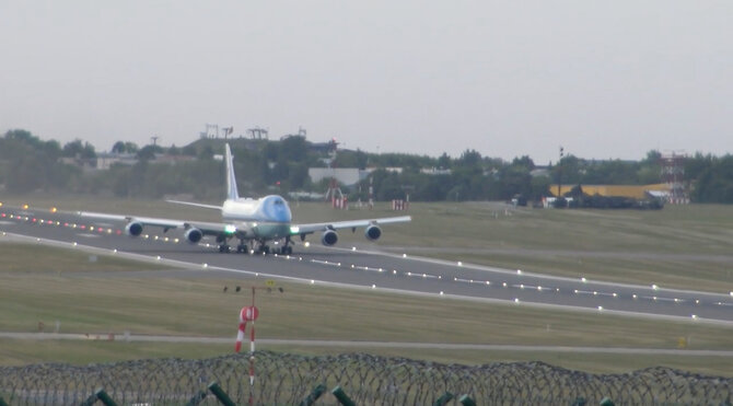 Kadras iš vaizdo įrašo/„Air Force One“ paliko Vilnių