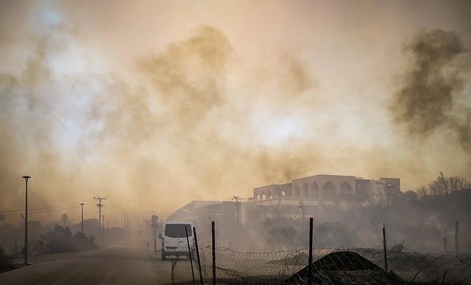 AFP/„Scanpix“ nuotr./Gaisras Rodo saloje