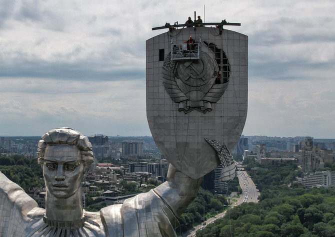 „Reuters“/„Scanpix“ nuotr./Kyjive nuo paminklo „Tėvynė“ pradėtas demontuoti sovietinis herbas